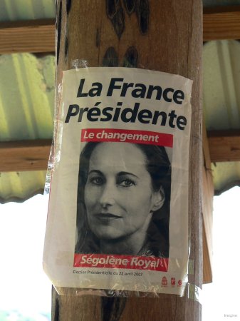 35- Segolene est cachee loin des panneaux officiels 